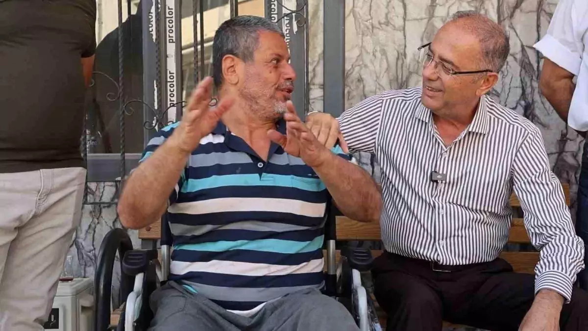 Antakya Belediye Başkanı Yapar, Engelli Vatandaşa Tekerlekli Sandalye Hediye Etti