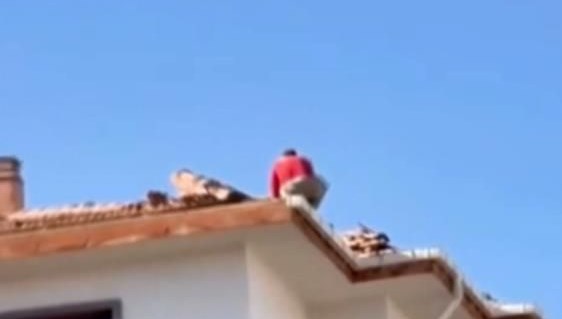 Elazığ’da çatıda tehlikeli çalışma