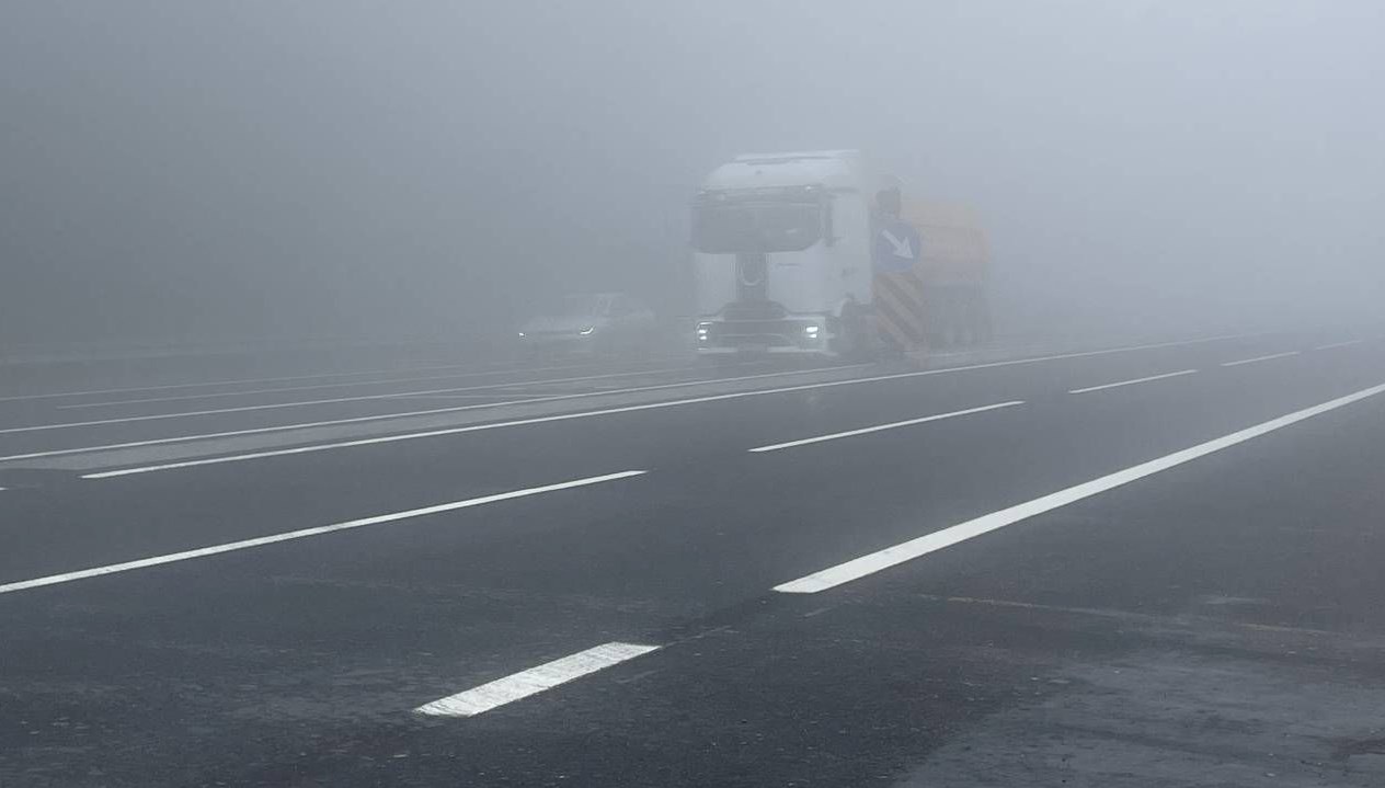 Karayolları ve trafik ekipleri uyardı: Bolu Dağı’nda etkili olan sis görüş mesafesini düşürdü