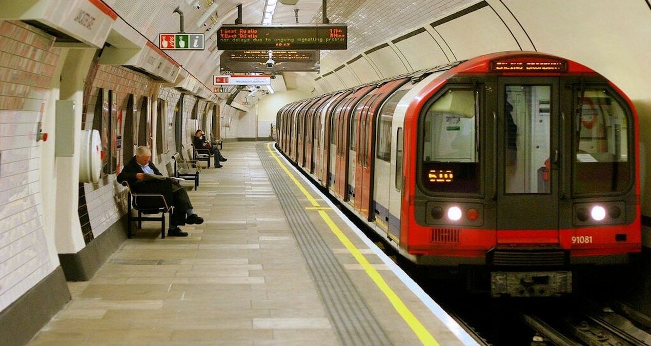 Londra kilitlendi: Tüm metro hatları bütün gün çalışmadı