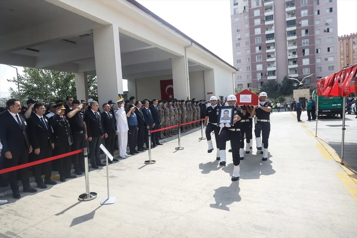 Mersin’de şehit olan polis memuru Mustafa Karapınar, son yolculuğuna uğurlandı