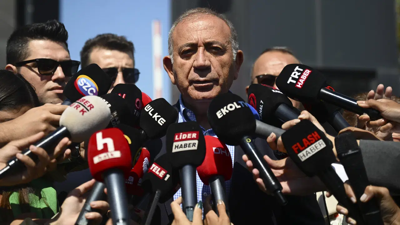 Yine CHP’nin Sarıyer’deki eski il binasına geldi… Kayyum Gürsel Tekin’den ‘liste’ açıklaması: ‘Arkadaşlar binanın temizliğini yapmak için o listeyi vermiş’