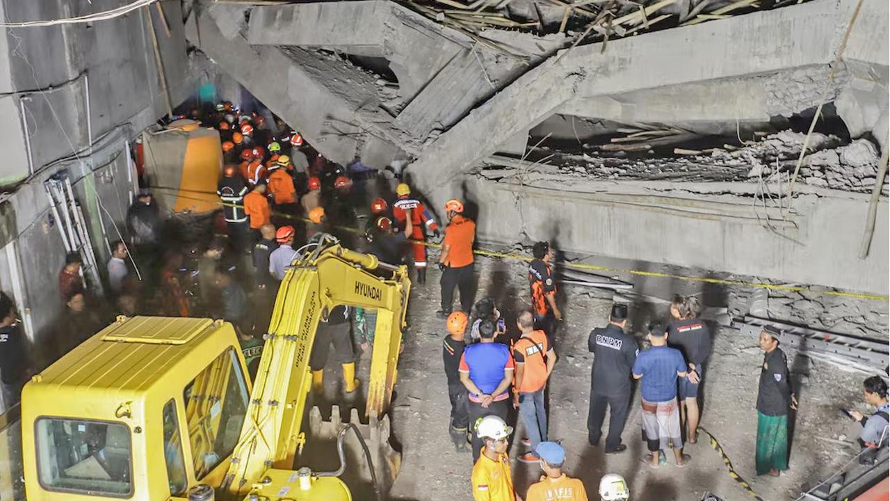 Endonezya’da okul binası çöktü! Ölü sayısı artıyor