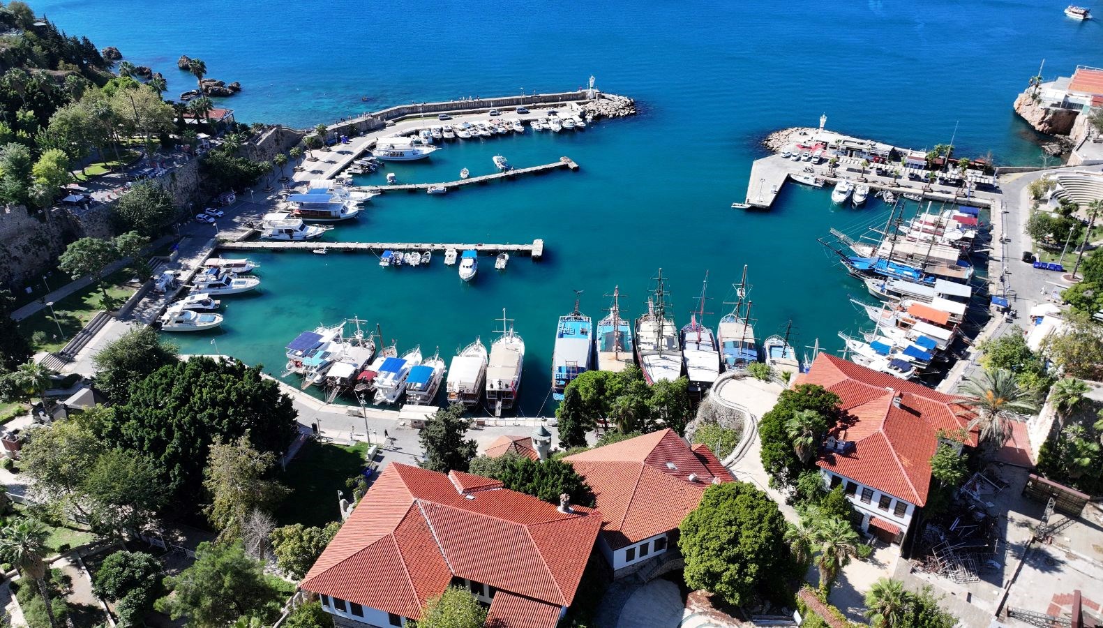 Hava sıcaklığı 28 derece ölçülen Antalya’da sahillerde hareketlilik yaşandı