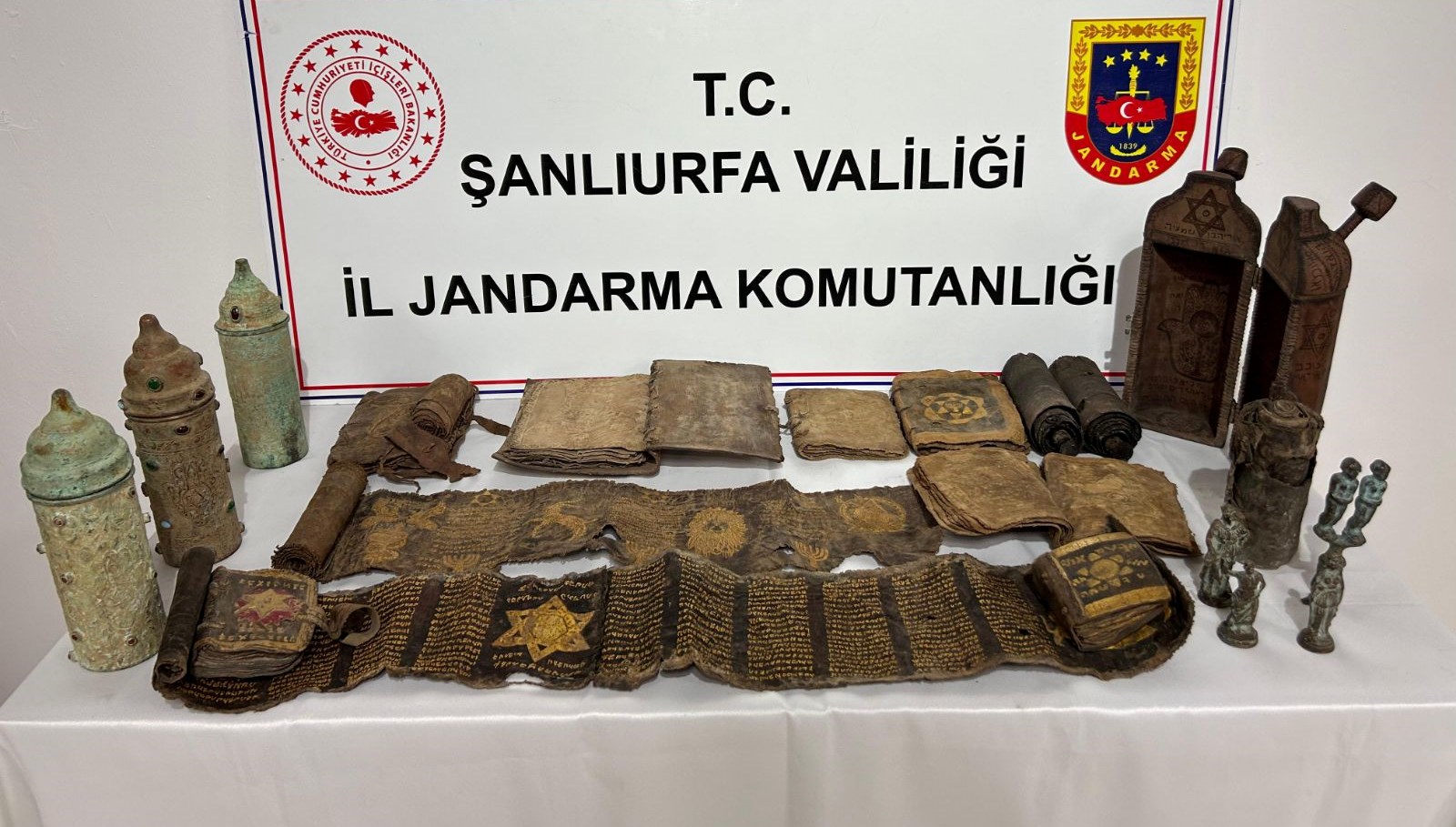 Şanlıurfa’da tarihi eser operasyonu: 11 kitabe ve 4 heykel ele geçirildi