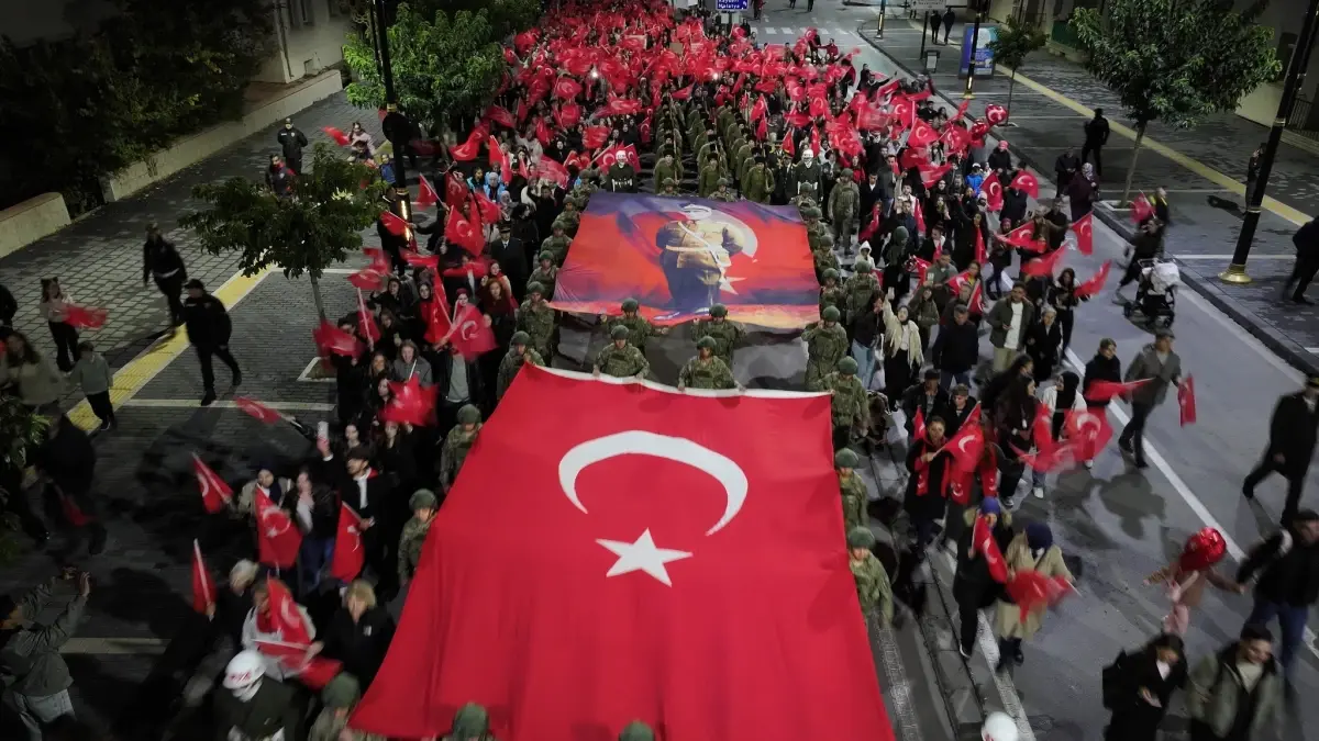 Sivas’ta Cumhuriyet Yürüyüşü ve Havai Fişek Gösterisi