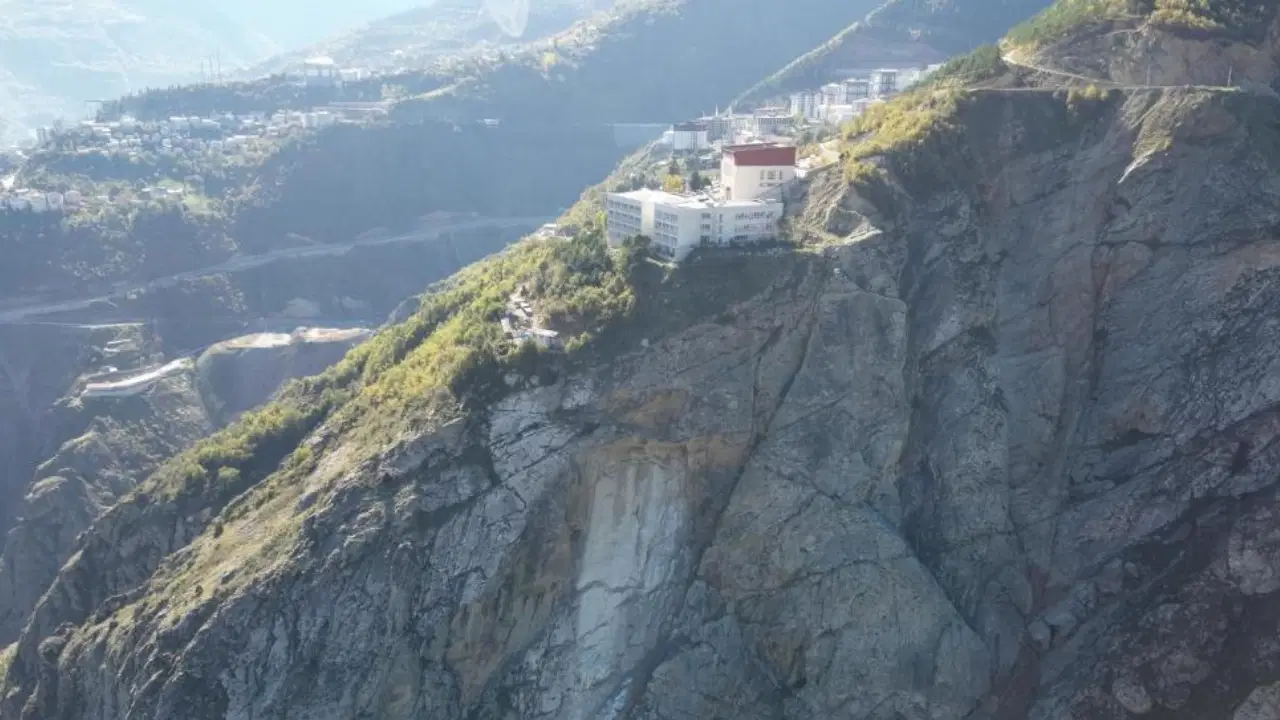 Artvin’de kaya parçası koptu, panik yaşandı! 600 öğrenci tahliye edildi…