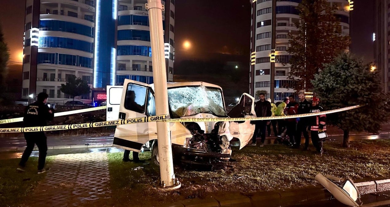 Aydınlatma direğine çarpan sürücü öldü
