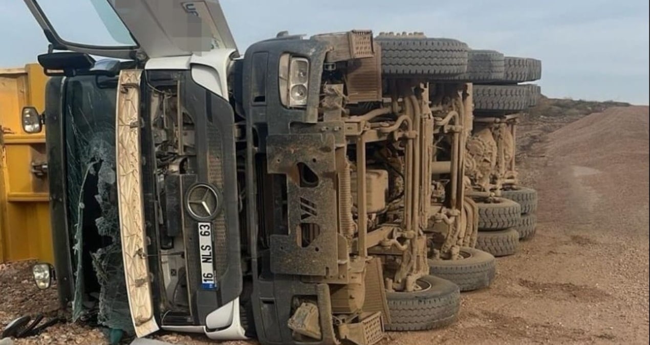 Bursa’da yük boşaltan hafriyat kamyonu devrildi: 1 ağır yaralı