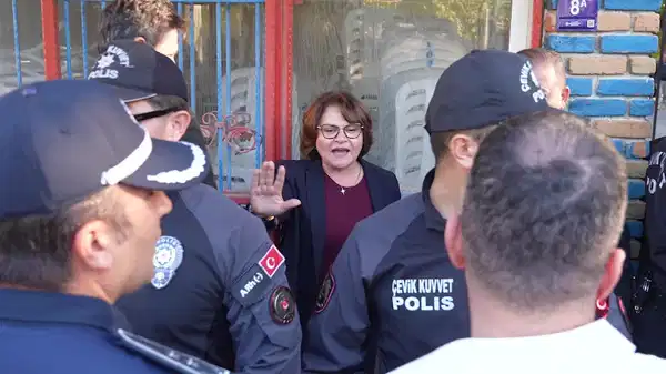 Didim Belediye Başkanı Gençay, Büyükşehir’in polis eşliğinde yaptığı tahliye girişimine müdahale etti