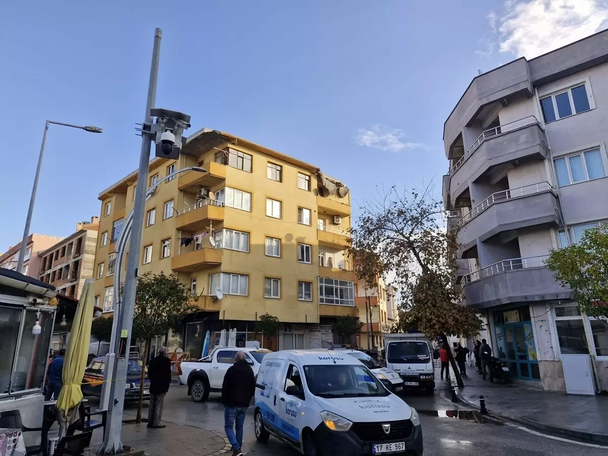Gelibolu’da Sağanak Yağış Çatı Saçaklarını Çökertti