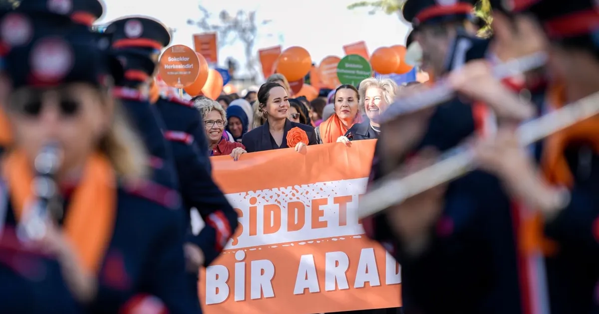 İzmir’de şiddete karşı ‘turuncu’ yürüyüş