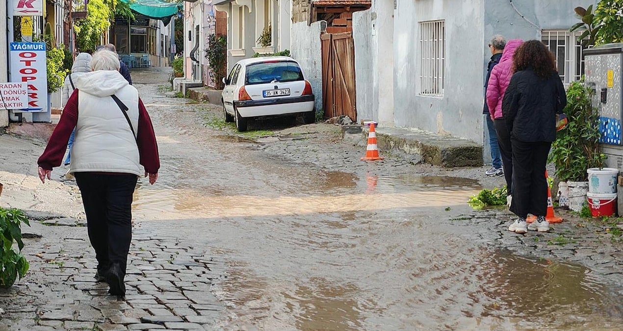 Sokaklar göle döndü! İlçeyi su bastı