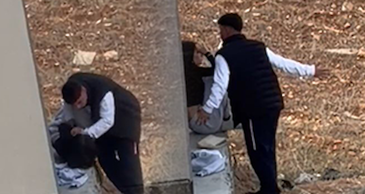 Tartıştığı genç kadını çantayla darbetti!