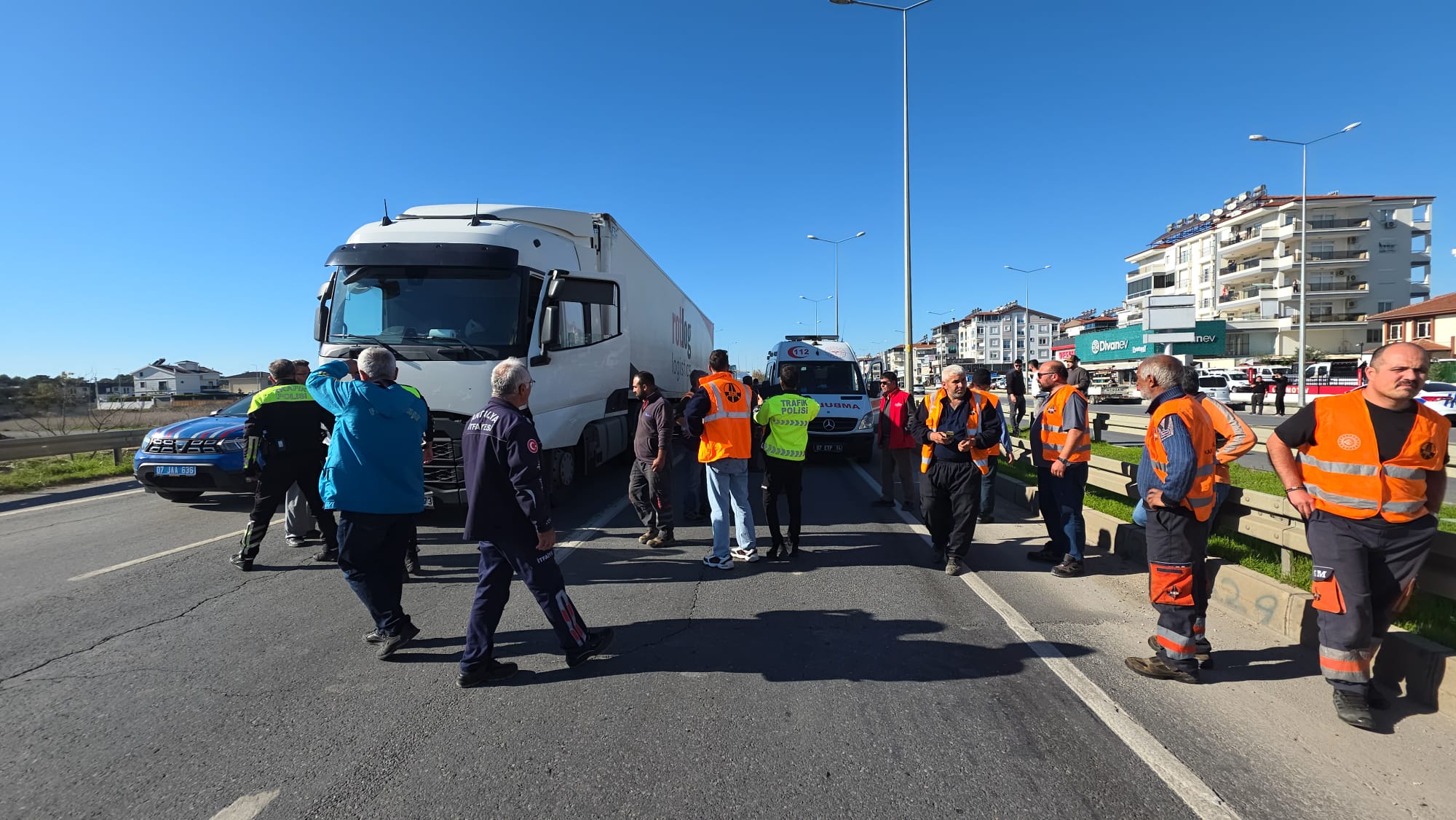Antalya’da yok bakım çalışmasında sürücüleri uyaran işçiye TIR çarptı