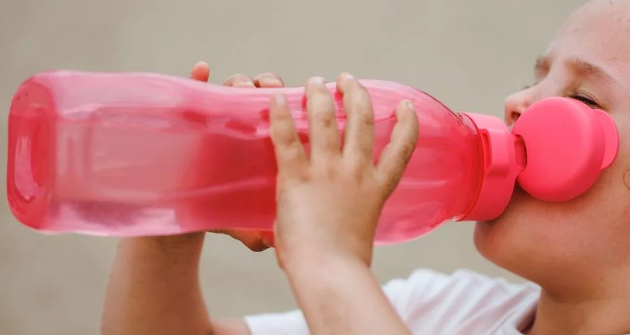 Bir baba çocukların su şişelerindeki gizli tehlikeyi ifşa etti: Aman dikkat!