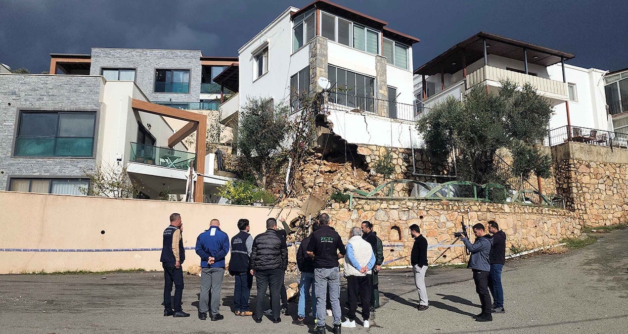 Bodrum’da sağanak yağış üç katlı binayı yıkılacak hale getirdi!