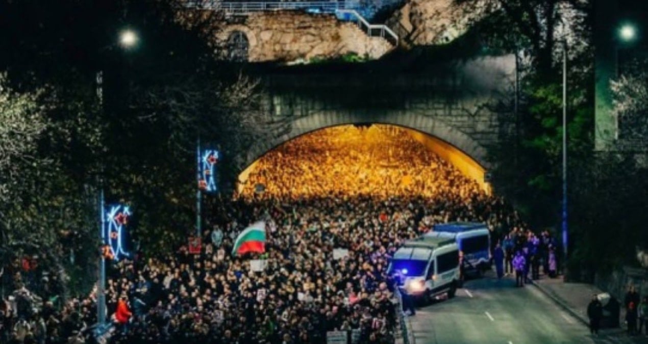 Bulgaristan’da onbinler sokağa çıkınca, karar iptal edildi