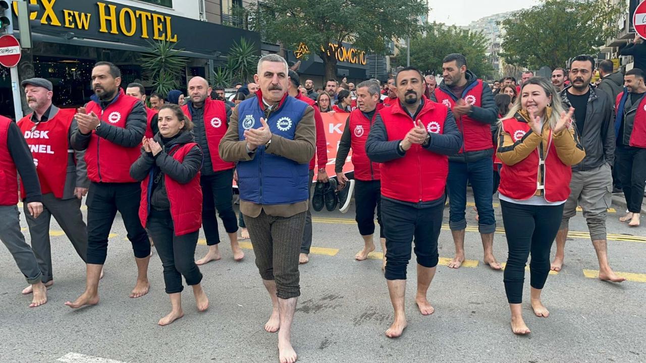 İzmir’de belediye işçileri ‘çıplak ayakla’ yürüdü: Haklarımız gasp ediliyor