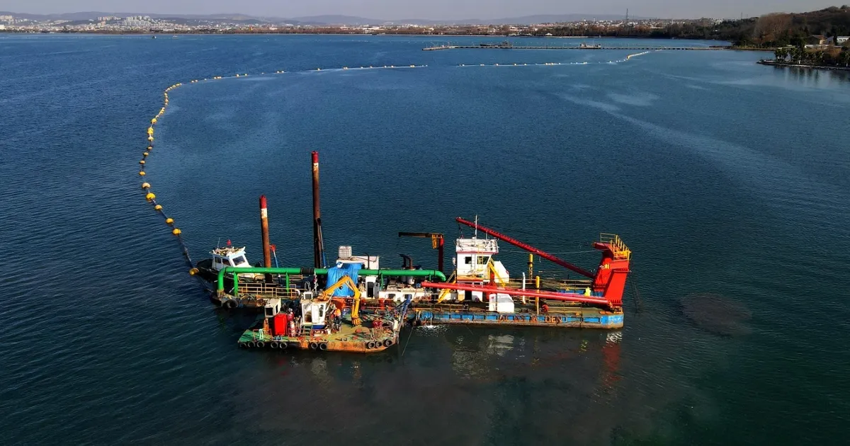 İzmit Körfezi temizlik projesi Türkiye’ye örnek oluyor… Körfez dip çamuru temizliği ile canlanıyor