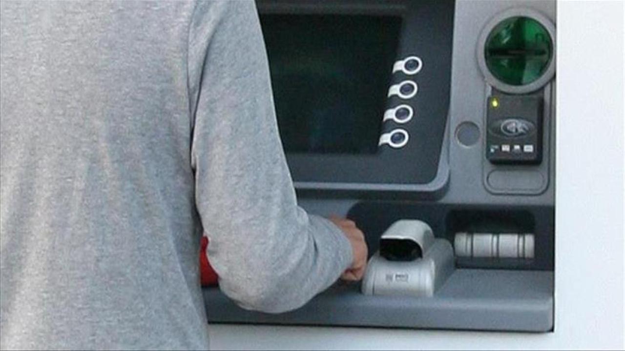 Kartını yutan ATM’ye sinirlendi, güvenlik görevlisini bıçakladı