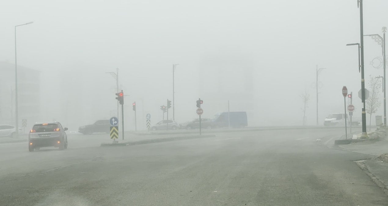 Kenti sis bulutları kapladı, göz gözü görmüyor!