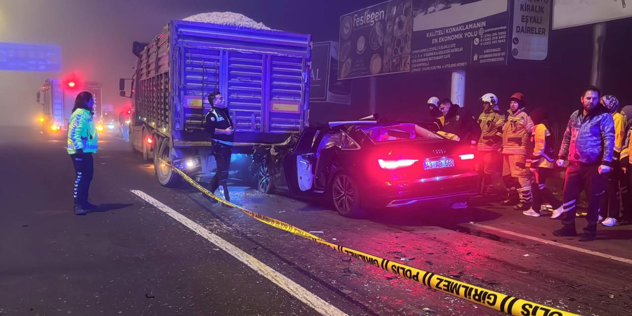 Kırmızı ışıkta bekleyen TIR’a çarptı: 4 kişi öldü!