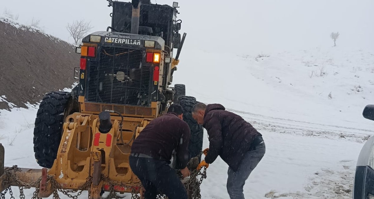 Siirt’te beyaz esaret: Kar yolları tıkadı