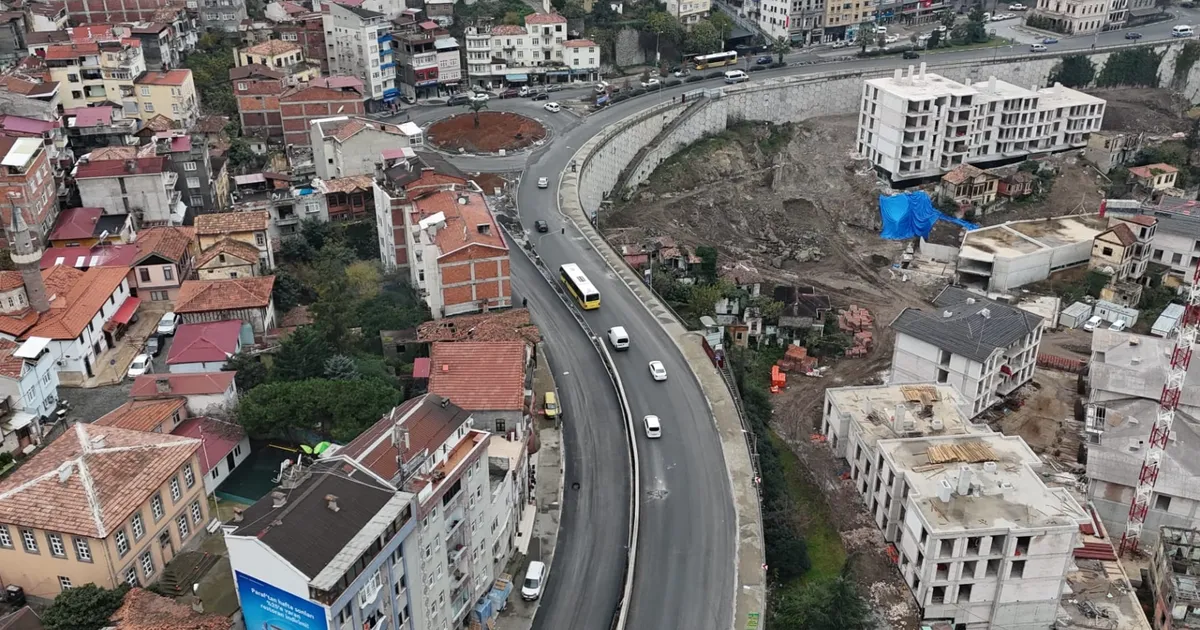 Trabzon’da yol çalışmaları gece gündüz sürüyor