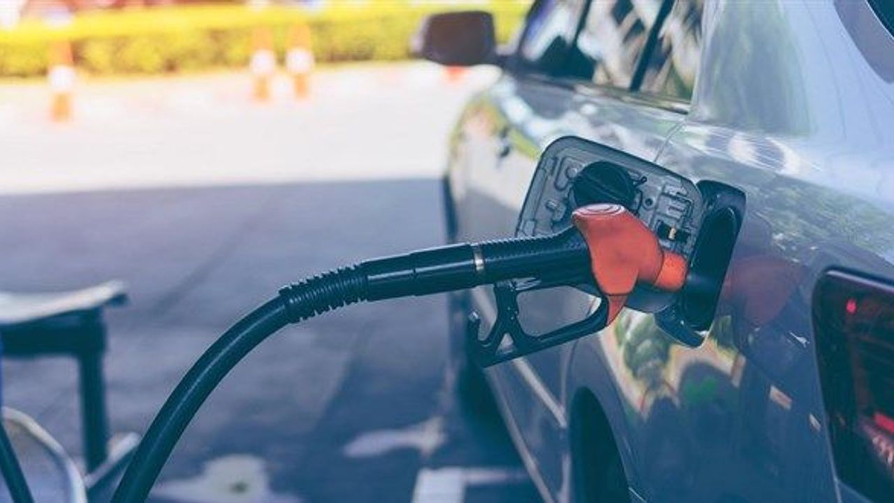 Benzine zam geldi: Gece yarısı fiyatlar güncellendi