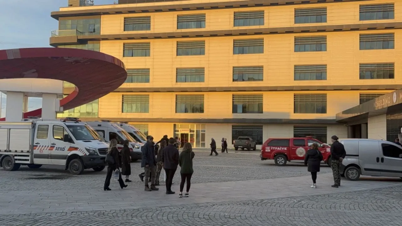 Çanakkale Devlet Hastanesi’nde Yangın Paniği: Hastalar Tahliye Edildi