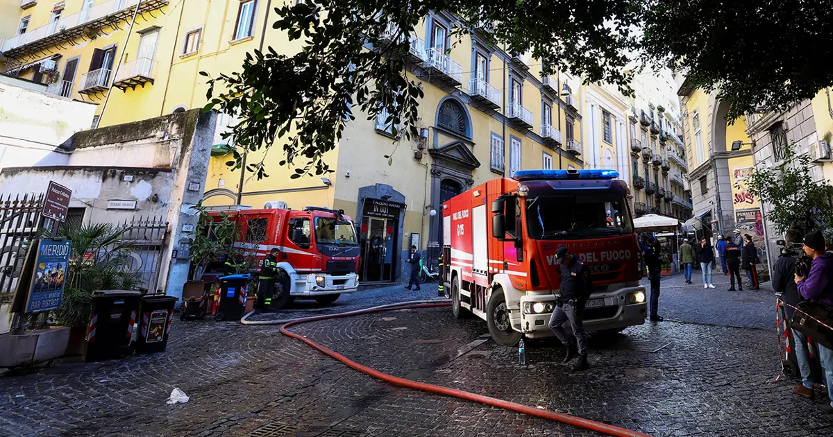 İtalya’nın tarihi Sannazaro Tiyatrosu’nda yangın. Tamamen zarar gördü